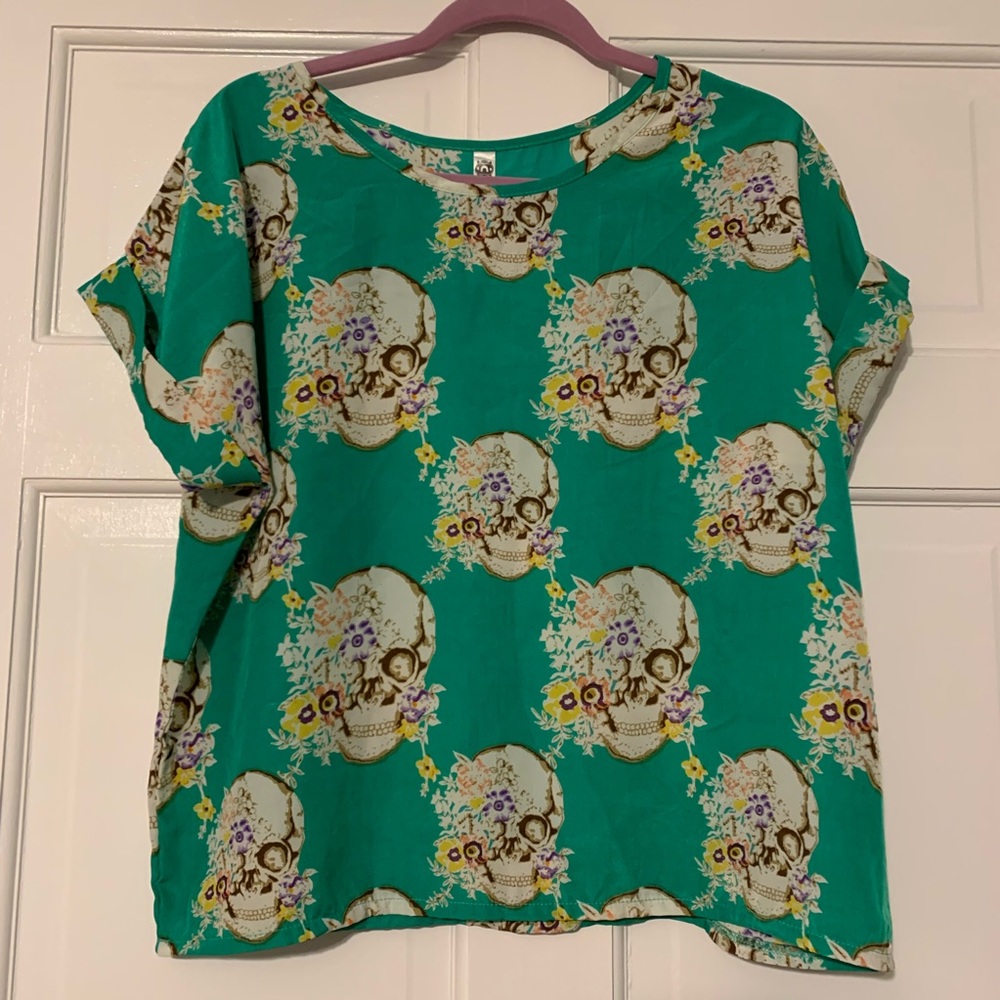 Green short sleeve skull shirt with flowers